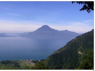 Nous longeons toujours le lac Atitlan et ses volcans.