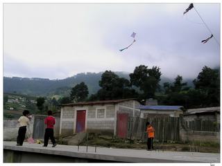 Les enfants s'entrainent à faire voler des cerfs-volants. Chaque année un festival des cerfs-volants géants (barilletes), à lieu dans le cimetière de Santiago Sacatepéquez.