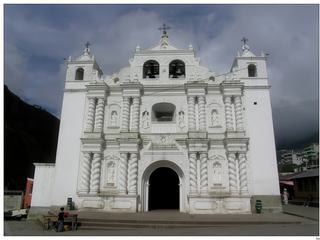 De style baroque et d'un blanc immaculé, l'église de Zunil présente une façade percée de niches et agrémentée de 16 colonnes torsadées.