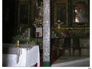 Croix en argent devant l'autel.