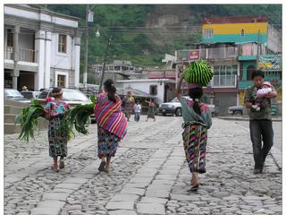 Je ne me lasse pas d'admirer ces femmes et leur costume.
