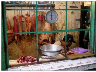 A l'entrée du marché couvert, le boucher.