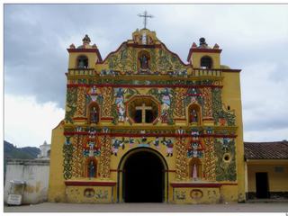 Erigée sans doute au XVIe siècle par des artisans locaux quiché, peu après l’arrivée des Espagnols, l'église de San Andrès Xecul est étonnante avec sa façade polychrome jaune safran, décorée de motifs naturalistes et religieux.