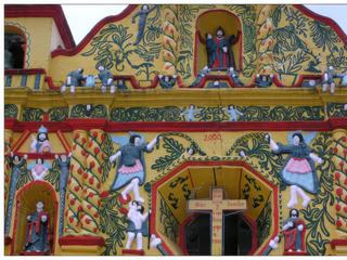 Les motifs représentés mélangent les symboles catholiques et les images de divinités indigènes.