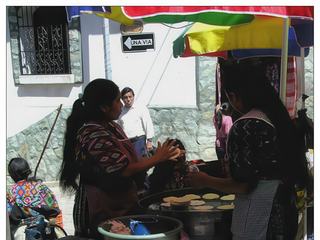 Confection des tortillas (galettes) qui seront utilisées pour faire les tacos, les enchiladas et les quesidillas.
