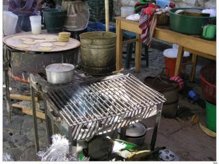 Les tortillas cuisent sur le comal (plaque chauffante).