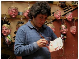 Chichi est réputé pour ses masques en bois.