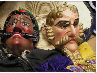 Masques de maya et de conquistador espagnol. Les cheveux sont blonds par opposition à ceux des Mayas qui sont noirs.