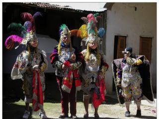 Les danses représentent la résistance des Mayas aux conquistadors espagnols.