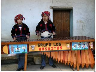 Joueurs de marimba (xylophone africain à résonateurs qui s'est répandu dans certains pays de l'Amérique latine). Devenu l'instrument national du Guatemala, c’est probablement au cours de la traite des noirs que le marimba fut introduit en Amérique centrale.