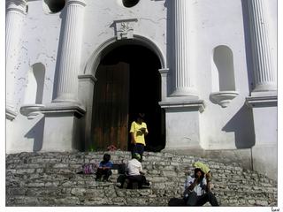 L'église de Santo Tomás (saint Thomas), bâtie en 1540 sur un lieu de culte maya, est l'une des plus anciennes du pays. Commençant avec une plateforme précolombienne, les escaliers, qui menaient autrefois à un temple maya, sont encore vénérés. Il y a une marche pour chaque mois du calendrier maya, soit 18 au total.