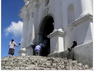 Ce qui impressionne le plus, c'est la cérémonie sur le parvis de l'église, menée par les chuchkajaus (prêtres ou prêtresses mayas). Ils récitent des litanies séculaires, tout en agitant des encensoirs rudimentaires d'où s'échappe la fumée du copal, l'encens ancestral.