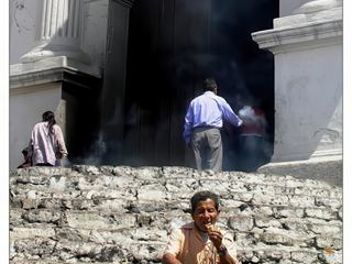 Les fidèles entrent dans l'église (photos interdites) et s'arrêtent en différents endroits pour offrir des prières à plusieurs groupes d'ancêtres, s'accompagnant de cierges, de fleurs et de spiritueux. Le chuchkajau (prêtre) se joint à eux et demande aux saints, aux âmes des défunts et aux seigneurs des forces naturelles de l'univers amérindien d'écouter leurs prières.
