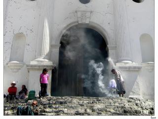 Entre 1701 et 1703, Fray Francisco de Ximénez dirigea la paroisse de Santo Tomás Chulá (le nom de Chichicastenango à l'époque), il découvrit le manuscrit de Popol Vuh, chef-d'oeuvre de la littérature amérindienne et livre sacré des Quichés. En 1715 il fit une traduction du Quiché en Espagnol. Le manuscrit de Popol Vuh Il aurait été écrit en 1550 par l'indigène Diego Reynoso qui s'était converti au christianisme et qui était protégé par l'évêque Francisco Marroquín. Il devint prêtre sous le nom de Fray Diego de la Anunciación et commença à rédiger le Popol Vuh, un livre en trois parties relatant la création des animaux et des hommes, les aventures de Humaphú et Ixbalanqué, et l'histoire de l'origine du peuple Quiché. Après être passé entre plusieurs mains, ce précieux manuscrit a malheureusement été perdu, seule une copie de la première page se trouve à la Bibliothèque Newberry de Chicago.