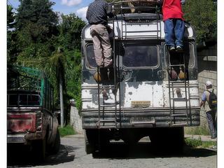Certains villageois viennent de loin par les bus publics.