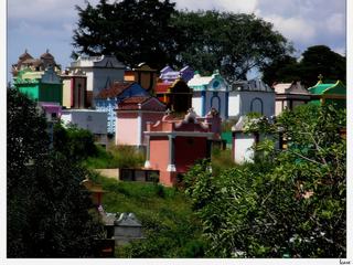 Le cimetière de Chichicastelnango, chaque couleur ayant une signification précise pour les Mayas. Rouge, jaune, vert, rose, bleu... toutes les couleurs ont leur raison d'être: le blanc est symbole de la pureté et cette couleur est le plus souvent réservée aux pères tandis que les mères sont enterrées dans une tombe de couleur bleue turquoise. Coïncidence avec les goûts occidentaux ou pur hasard, le rose est la couleur des filles tandis que le bleu céleste est réservé aux garçons. Le jaune, quant à lui, est la couleur réservée aux grands-parents, symbolisant la protection du soleil sur l'humanité.