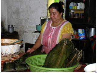 Pendant notre balade aux alentours, nous entrons dans une maison où la propriétaire est en train de cuisiner des tamales, sortes de papillotes à base de maïs, de piment, de viande en ragoût, le tout cuit dans des feuilles d'épis de maïs ou de bananier. Salé ou sucré, c'est un plat traditionnel très apprécié.