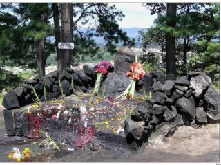 Notre balade à pied nous conduit à un autel maya, lieu sacré situé au sommet d'une colline boisée. Ce sanctuaire est dédié au dieu maya de la Terre. Abaj était une divinité qui représentait à la fois l'homme, la femme, la fertilité et la pluie. Cette sculpture s'appelle Pascual Abaj car c'est un certain Pascual qui l'aurait découverte.