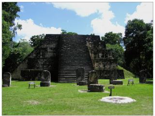 Pyramide Est restaurée du complexe Q. Le complexe Q occupe une plate-forme surélevée, couvrant une aire d’environ 2 hectares. Construit par Yax Nuun Ayiin II en 771 afin de marquer la fin du 17e K'atun (un K'atun est une unité de temps dans le calendrier maya égale à 20 tuns ou 7 200 jours, équivalent à 19,713 années tropicales), il est composé de deux pyramides (la pyramide Ouest est encore enfouie) et de deux bâtiments. Ce type d’aménagement ne se trouve qu’à Tikal. Des ensembles de stèles-autels non sculptés s'alignent en avant de l'Escalier Ouest de la pyramide Est selon un axe Nord-Sud.