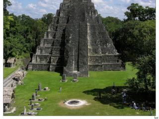 Le Temple I (temple du Grand Jaguar), vu du haut du Temple II (temple des Masques ou des Mascarons), est situé sur la Grande Place (Gran Plaza). Construit vers 700 apr.J.-C., il domine tout l'ensemble du haut de ses 45 m, avec ses 9 plate-formes (numéro sacré chez les Mayas), il dispose d'un escalier de 97 marches qui mène à un temple. Depuis un accident mortel, il est maintenant inaccessible.