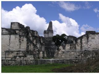 Depuis l'Acropole Centrale, vue du Patio 2 sur le sommet du temple I (temple du Grand Jaguar).