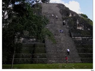 Nous rejoignons "El Mundo Perdido" (le Monde perdu). Les archéologues l'ont baptisé du nom de "Lost World" ("Monde perdu") parce que la jungle environnante évoquait le roman du même nom d'Arthur Conan Doyle. Ce nom s'est imposé au point qu'il est également employé en espagnol ("Mundo perdido"). Ici, la Pyramide du Monde Perdu ou Grande Pyramide. Elle a atteint sa forme définitive sous le règne de Chak Tok Ich'aak ("Patte de jaguar II", "Squelette Patte de jaguar ") au IVe siècle ap J.-C., au cours de la période classique ancienne. Avec une taille de plus de 30 m et des escaliers sur les quatre côtés, elle possède un sommet plat qui pouvait éventuellement soutenir une superstructure construite avec des matériaux périssables.