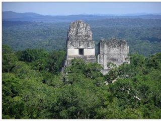 Vue sur le temple I (temple du Grand Jaguar) et sur le temple II (temple des Masques), depuis le temple IV (temple du Serpent à deux têtes).