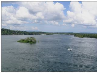 Le Rio Dulcé est un mini canyon tropical séparant le lac Izabal, de la mer des Caraïbes. il mesure environ 43 km de long. C'est l'une des premières aires protégées du Guatemala depuis 1955.