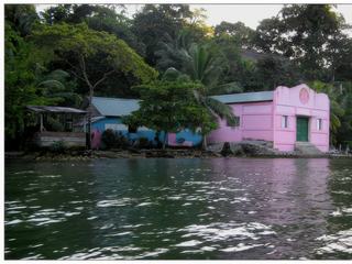 L'une des nombreuses petites églises évangéliques le long du Rio Dulce.