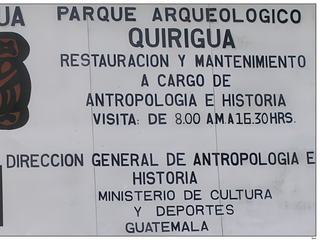 Ce petit site, perdu au milieu d'une bananeraie, abrite les plus hautes stèles connues du monde maya, elles sont fort bien conservées. Les glyphes sculptés racontent l´histoire des relations de Quiriguá avec la ville voisine Copán, située au Honduras. En 1840, les explorateurs Stephens et Catherwood visitent les ruines de Quiriguá, ce fut le début de l’exploitation du site. Au début du XXe siècle, la sinistre United Fruit Company acheta une centaine de km² de terre pour y planter des bananiers. Aujourd'hui, c'est la propriété de Del Monte, énorme société américaine. Voici une liste incomplète des rois, pour certains des noms mayas, des sobriquets employés par les mayanistes ou simplement des numéros: Tok Casper (à cause de la ressemblance du glyphe qui le désigne avec Casper le gentil fantôme) (vers 426), Tutuum Yohl K'inich (vers 455), Souverain 3 (vers 480), Souverain 5 (vers 652), K'ak' Tiliw Chan Yoaat alias "Cauac-iel" (724-785), Ciel-Xul (785-795), Jade-Ciel (vers 800-810). Les stèles au nombre de 19 (blocs zoomorphes compris) sont protégées des intempéries par des paillotes; elles sont en grès et ont été sculptées au maillet de bois et ciseaux de pierre.