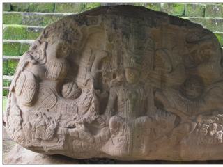 Le Zoomorphe P constitue le plus grand et le plus bel exemple de la sorte du site de Quiriguá. Il mesure 3 mètres de long et 2 mètres de haut. Le portrait sculpté représente sans doute le jeune roi Xul-Ciel, successeur de Cauac-Ciel, assis entre les mâchoires d'un monstre reptilien. Il tient un sceptre dans sa main droite et un petit bouclier dans sa main gauche. De part et d’autre de la figure centrale, sont sculptés des panneaux hiéroglyphiques ainsi que les jambes du monstre cosmologique mais également des figures animales.