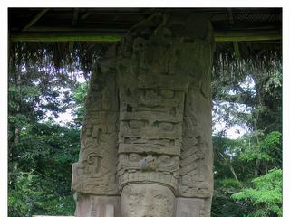 Le souverain de Quiriguá, K'ak' Tiliw Chan Yoaat (723-784), alias "Cauac Ciel", semble avoir été saisi d'une frénésie de construction après avoir capturé et sacrifié son suzerain, le roi de Copán, Waxaklajuun Ub'aach K'awiil, alias "Dix-Huit Lapin".