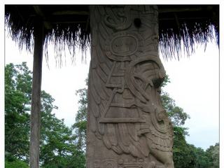 A noter le décor de plumes dans la partie supérieure. En dessous, les glyphes commémorent la capture de "Dix-Huit Lapin", roi de Copan, par Cauac-Ciel.
