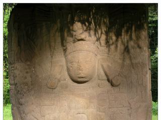Visiblement soucieux de surpasser l'ensemble de stèles érigées par le roi "Dix-Huit Lapin" à Copan, le roi "Cauac-Ciel" fit ériger tous les cinq ans une stèle le représentant sur la Grande Place de Quiriguá.