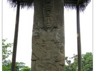 La stèle E, haute de 10,6 mètres, s'enfonce de trois mètres dans le sol. Erigée en 771, c'est le plus grand monument de ce type. Elle représente Cauac-Ciel (K'ak' Tiliw Chan Yopaat) portant le sceptre manikin (les rois portaient les insignes de leur pouvoir, en particulier un sceptre-mannequin qui représentait Kawi'il, le dieu des visions qui était également celui des dynasties, les rois étant censés avoir le don de vision), de la main droite et debout sur le monstre de la Terre.