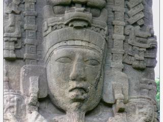 La stèle F est la première à représenter Kak Tiliw Chan Yo'at (Cauac-Ciel) portant la barbe étroite qui sera reprise sur tous ses portraits suivants. Les personnalités avec des barbes sont rares dans l'art de Maya.