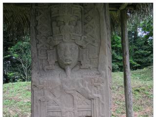 La Stèle A se situe à l'entrée du site de Quiriguá, il s’agit d’un portrait frontal de "Cauac-Ciel". Sur les côtés Est et Ouest sont sculptés deux colonnes de grands glyphes. Le côté Est comprend une date dédicatoire. L’inscription gravée sur le côté occidental du monument fait référence au roi, dont l’âge se situait entre 79 et 98 ans au moment où le monument a été gravé.