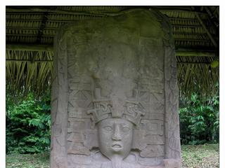 La Stèle C, jumelle de la Stèle A, mesure 4 mètres de haut. "Cauac-Ciel" porte une haute coiffe, son visage est particulièrement bien préservé sur ce monument.