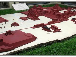 Vue d'ensemble du site de Copán: 1: Grande Place (Plaza de las Estellas)et ses neuf stèles sculptées. 2: Jeu de balle (jeu de pelote). 3: Escalier des hiéroglyphes. 4: Cour de l'Est ou place des Jaguars. 5: Cour de l'Ouest. 6: Quartier résidentiel ou site des Sépultures. C'est sur la Grande Place de Copán que l'on peut admirer les plus beaux vestiges de cette cité avec des stèles remarquables. Les plus belles, érigées entre 711 et 736, représentent Uaxaclajuun Ub'aah K'awiil connu plus familièrement sous le nom de "Dix-Huit Lapin". Comme pour la plupart des Cités Mayas, le Jeu de balle de Copán est un des édifices les plus importants. C'est après celui de Chichen Itza, au Mexique, le plus grand Jeu de balle d'Amérique Centrale.