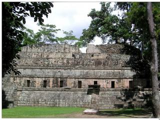 Le temple 11 (temple des Inscriptions) se trouve à l'extrémité nord de la cour ouest de l'Acropole. Il a été construit par Yax-Pac, 17ème et dernier grand roi de Copán (822).