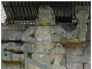 Statue sur le devant du temple 11 au centre, montrant le dieu du vent Ik.