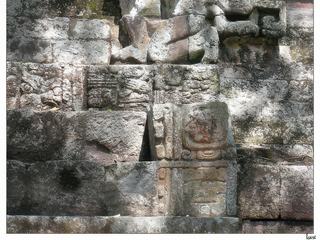 Statue sur le devant du Temple 11 sur le côté droit.