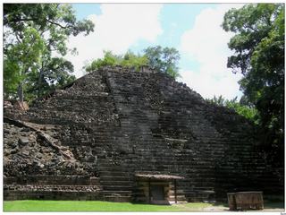 Le temple 16, le plus haut du site, est situé dans la cour ouest de l'Acropole. Il a été construit par le 16ème souverain de Copán, Yax Pac, et achevé en 776 de notre ère. Sa particularité est d'avoir été construit sur un temple précédent, le temple Rosalila qui doit son nom à sa couleur rose lilas. Une inscription hiéroglyphique nous apprend qu’il fut dédicacé par le dixième roi de Copán, Lune-Jaguar, en 571. Ce temple n'a pas été détruit, il a été recouvert cérémonieusement intact. Découvert pratiquement intact par les archéologues en 1989 en creusant un tunnel dans l'édifice central de l'Acropole, on peut en admirer une réplique au Musée de Sculpture (hélas, fermé ce jour-là).
