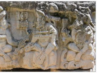 L'Autel Q est un bloc de pierre sculpté, de base carrée, de 1,50 m de côté, situé au pied du temple 16. Les bas-reliefs représentent la séquence dynastique des 16 souverains de Copan, chacun assis en tailleur sur un glyphe portant leur nom respectif. Ils sont représentés quatre par quatre sur les côtés. La partie supérieure est couverte de hiéroglyphes. L'original de cet autel de 763 apr.J.C. est au Musée de la Sculpture. Il a pu être entièrement déchiffré et a apporté la preuve de l'importance politique et culturelle de la ville.