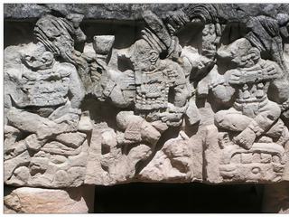 Un autre côté de l'Autel Q. Cette composition véhicule un message au centre de la pensée politico-religieuse des Mayas classiques: le souverain tire son pouvoir de ses ancêtres, avec qui il communique directement. Tous les souverains, sauf K'inich Yax K'uk' Mo', portent une espèce de "turban", que l'on ne trouve qu'à Copán.