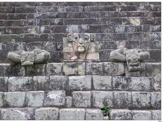 Des têtes et des éléments architecturaux se sont trouvés disséminés sur le site de Copán, certains ont été récupérés autour de la rivière et disposés sur l'escalier oriental de la cour Est.