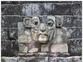 Certaines de ces sculptures semblent exprimer la souffrance des hommes qui travaillaient sur le site à la construction des édifices.