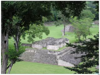 Vue sur le temple 9 qui est la partie ouest du terrain de jeu de pelote. A l'arrière plan, le temple 1.