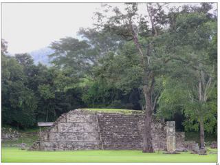 Temple 4 avec la stèle 3 au premier plan.