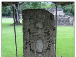 La Stèle N est située au sud de la Grande Place, elle date de 761 apr.J.C. et a été érigée par K'ak 'Yipyaj Chan K'awiil (Fumée-Coquillage), le 15ème souverain de Copán (749-763), qui est monté sur le trône en 749. K'ak 'Yipyaj Chan K'awiil était le père de Yax Pasaj Chan Yoaat (Yax Pac), le dernier souverain de Copán et le constructeur du Temple 11 qui se tient derrière cette stèle.